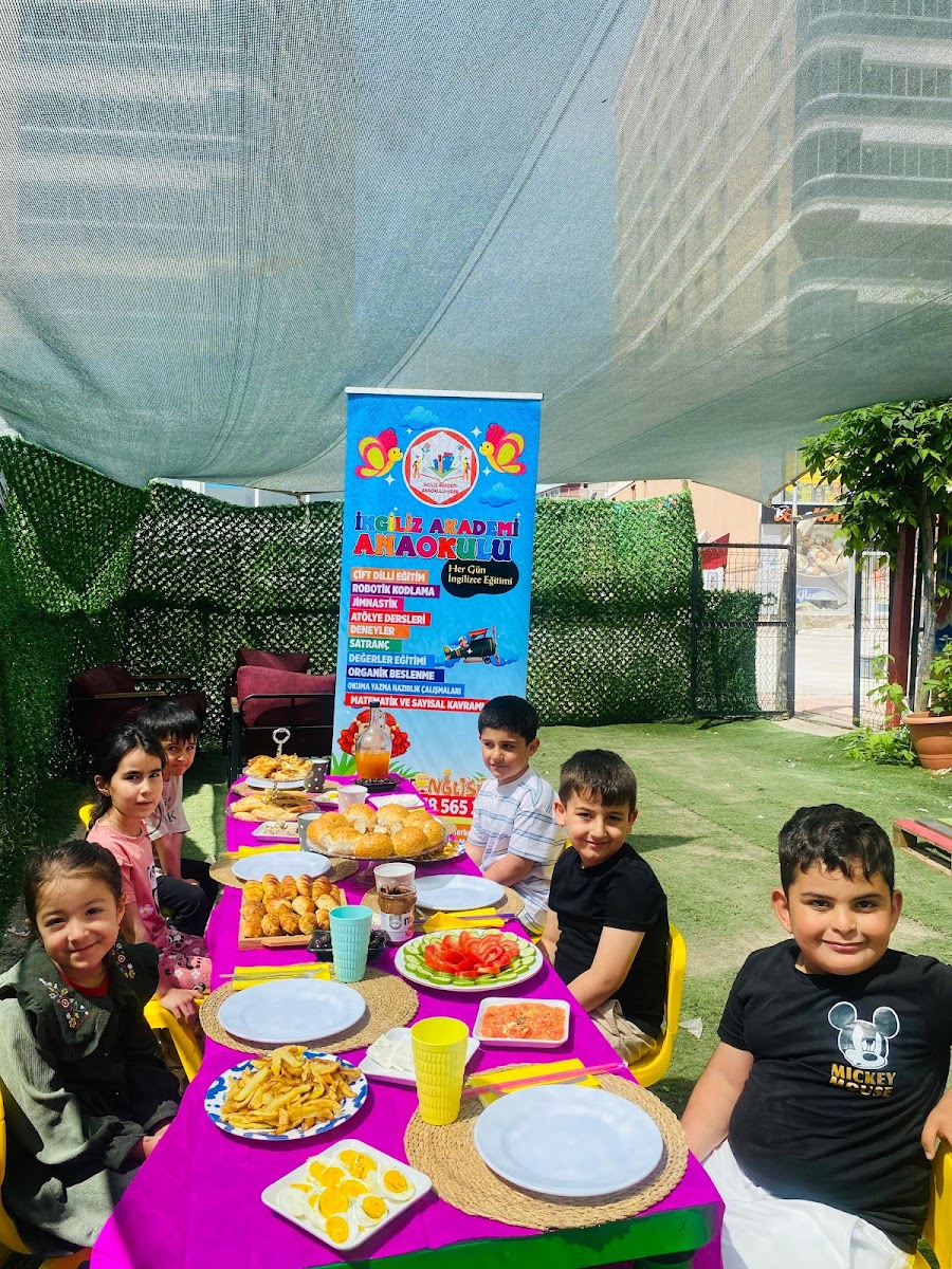 İngiliz Akademi Ana Okulu ve Kreş (2-6 yaş)